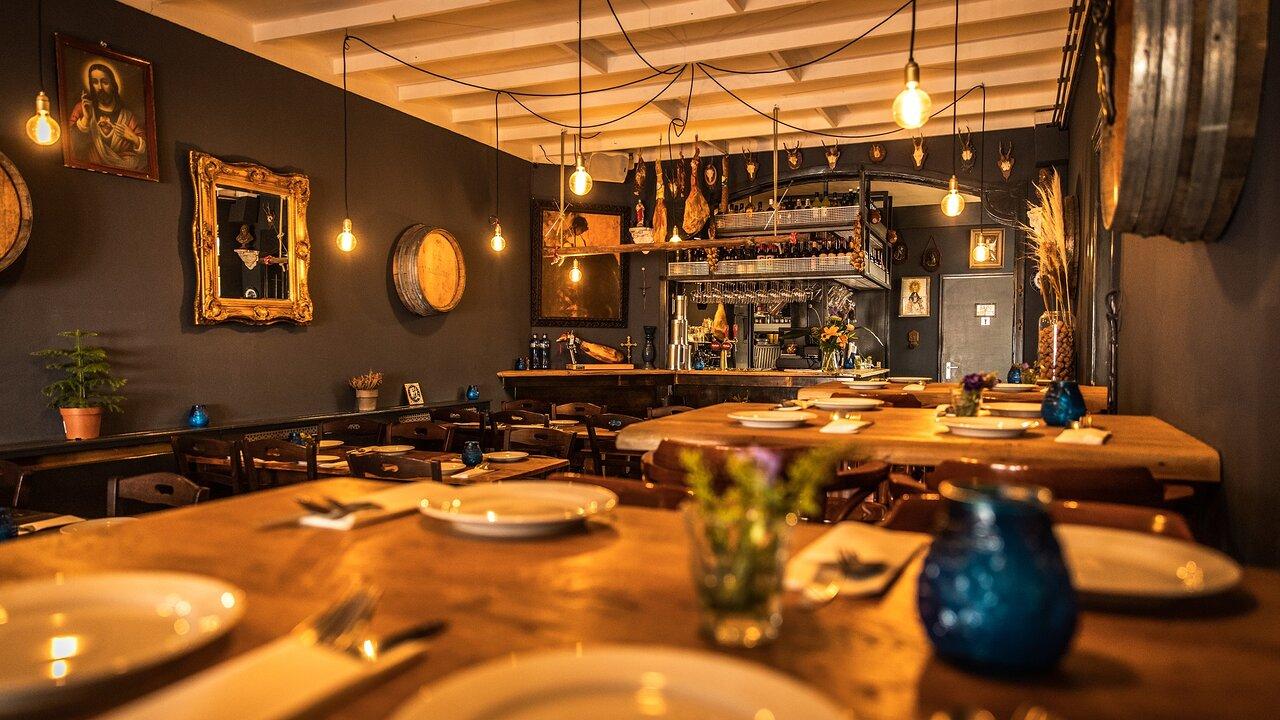 Logies aan de Dam rond 1900, het pand met de trap aan de voorzijde